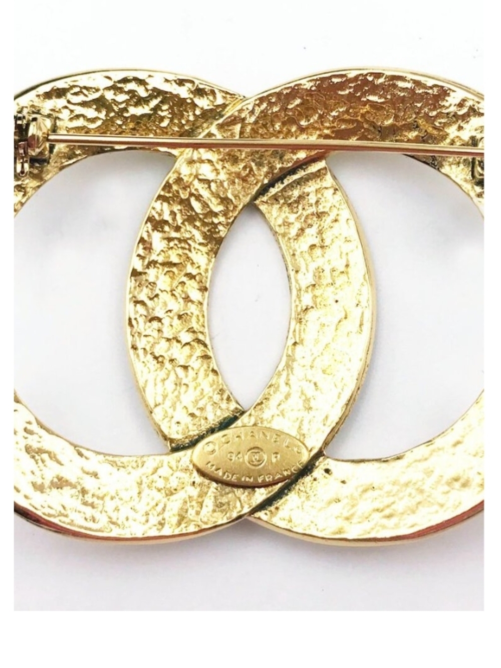 CHANEL Gold Double CC Logo Brooch - Picture 5 of 5